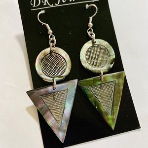 triangle round blacklip shell earrings